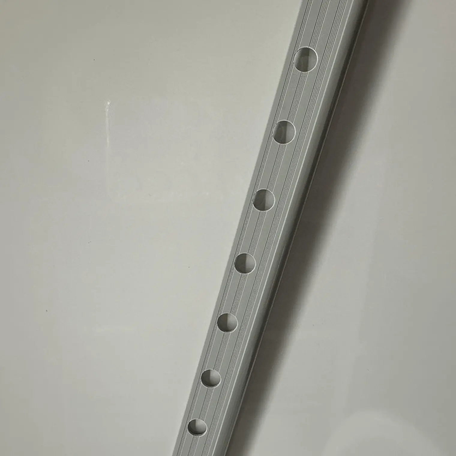 คิ้วกระเบื้อง PVC 8 มม. รุ่น LTF-802013 สีเทาอ่อน PPS