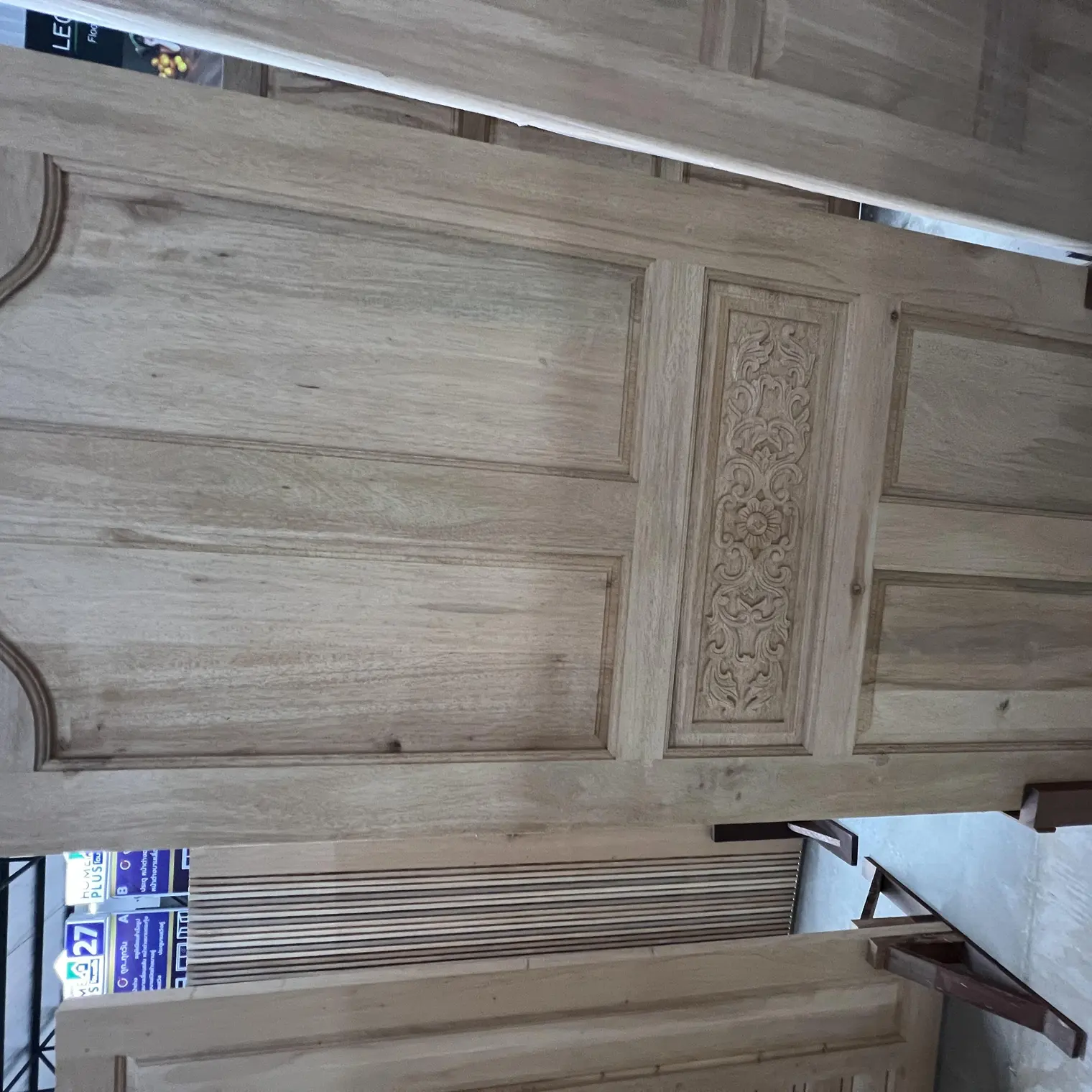 ประตูไม้สยา 5 ฟักปีกนก แกะลายกลาง 90 x 200 ซม. KT005-1 WP