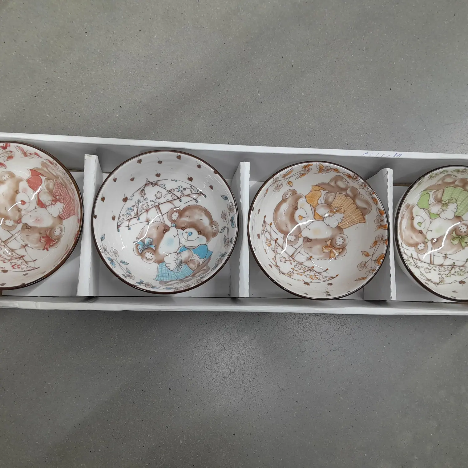 ชุดถ้วย เซรามิคแถมตะแกียบ 4 ใบ 4.5 นิ้ว ลายหมี