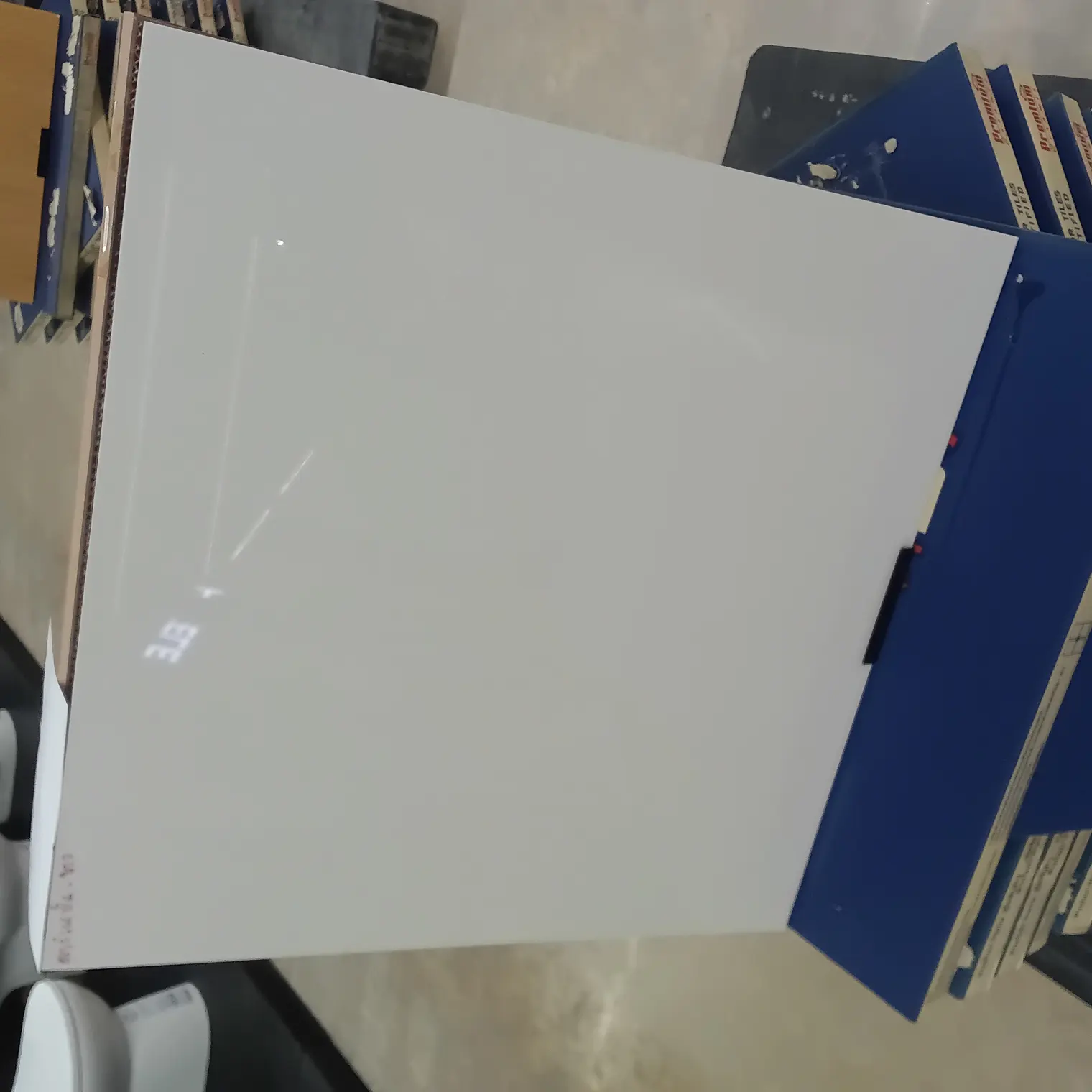 กระเบื้อง 60 x 60 ซม. คาร์เนชั่น ขาว ขัดเงา WHITE BOX