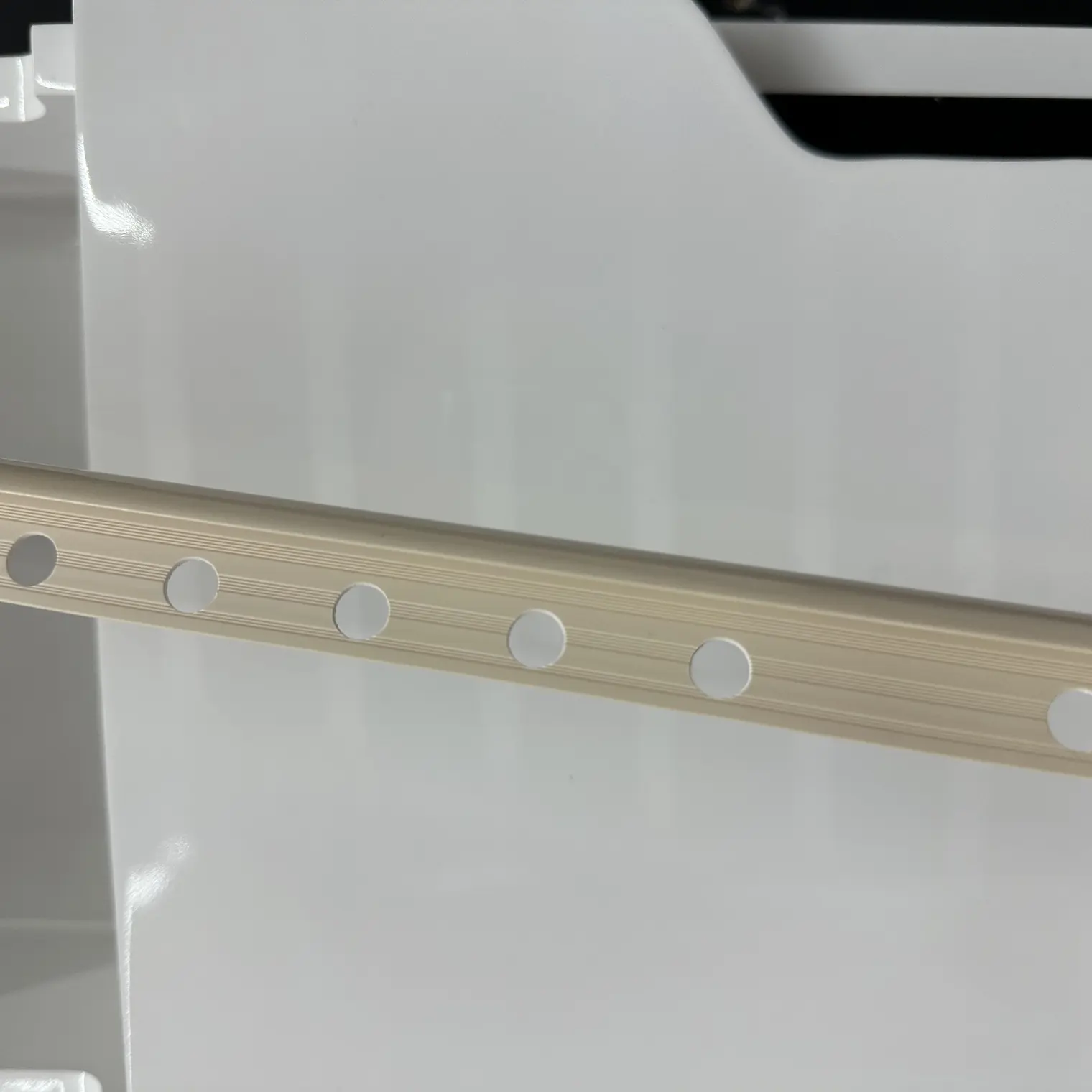 คิ้วกระเบื้อง PVC 8 มม. รุ่น LTF-802003 สีครีม PPS